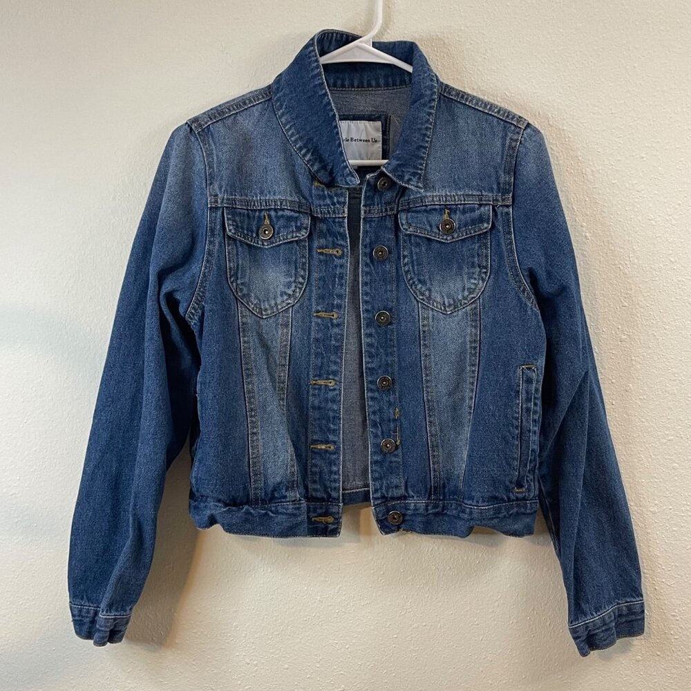 The Style Between Us Womens Medium Classic Blue Denim Jacket With Button Front - Picture 2 of 11